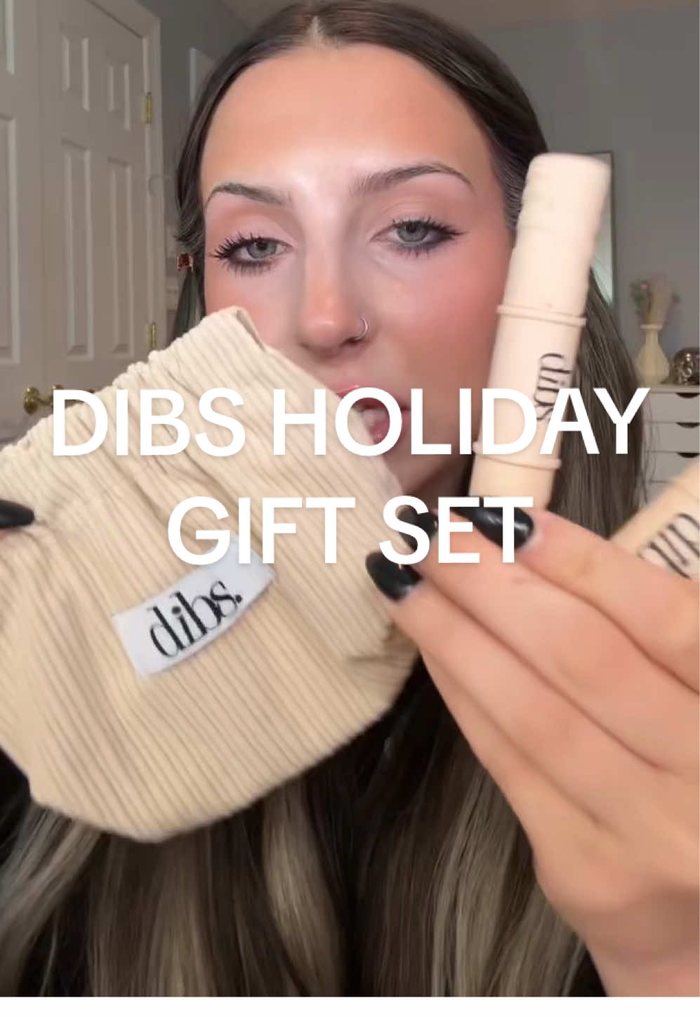 under $10 each items in the new dibs holiday set! 🎁 mistletoe magic gift set $39 for 4 items (3 products and the bag)  ✨ mini mascara (primer + mascara in 1), mini desert island duo (bronzer + blush stick), go to glossy balm Perfect easy gift or affordable makeup bag refresh! @DIBSBEAUTY  #dibsbeautypartner #dibsbeauty #desertislandduo #holidaygifts #beautydeals 
