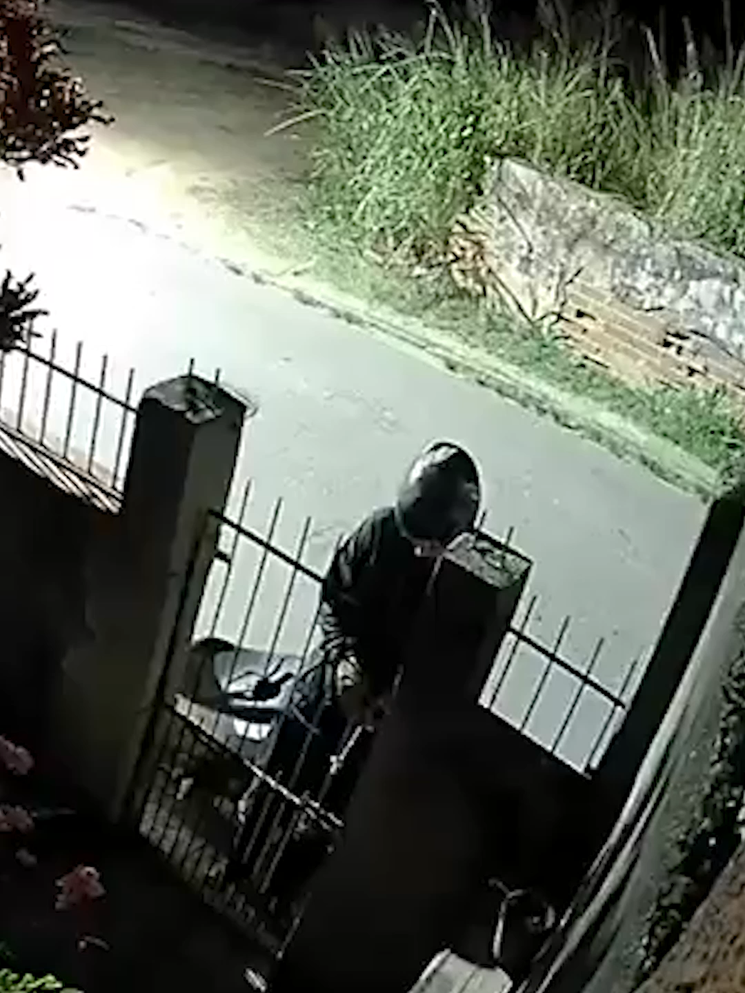 Um homem sofreu uma tentativa de homicídio na madrugada desta segunda-feira, 13, em Vassouras, no Rio de Janeiro. A vítima estava saindo de casa quando foi atacada a tiros por um indivíduo que aguardava escondido atrás de um muro do outro lado da rua. No meio da ação, aparece um terceiro homem, também efetuando disparos contra a vítima. Foram realizados diversos disparos – alguns acertaram de raspão –, e o atirador ainda deu coronhadas na vítima antes de fugir. O homem foi socorrido e levado ao hospital. A Polícia Civil investiga o caso. Imagens: reprodução #Brasil #RiodeJaneiro #RJ #crime