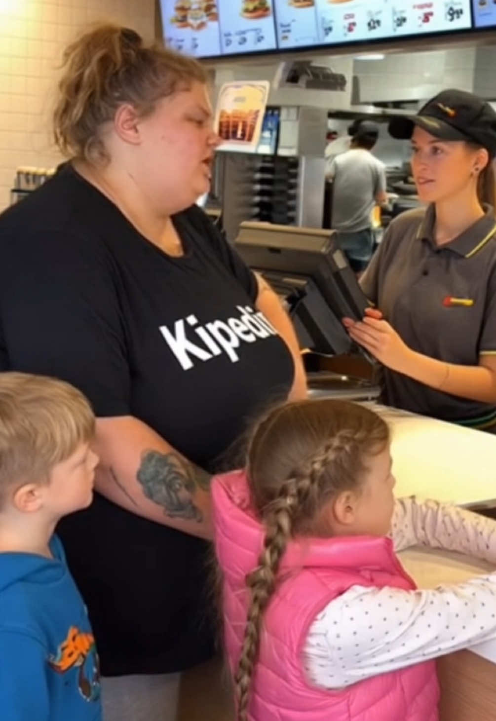 Und was darf es für die Kinder sein? 🧑‍🧒‍🧒 #mcdonalds #bestellung #kinder #sora #fürdich 