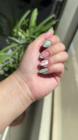 Frescura, brillo y calma en cada detalle 🌿💚 Ig: @kr.nailspy #uñasmint