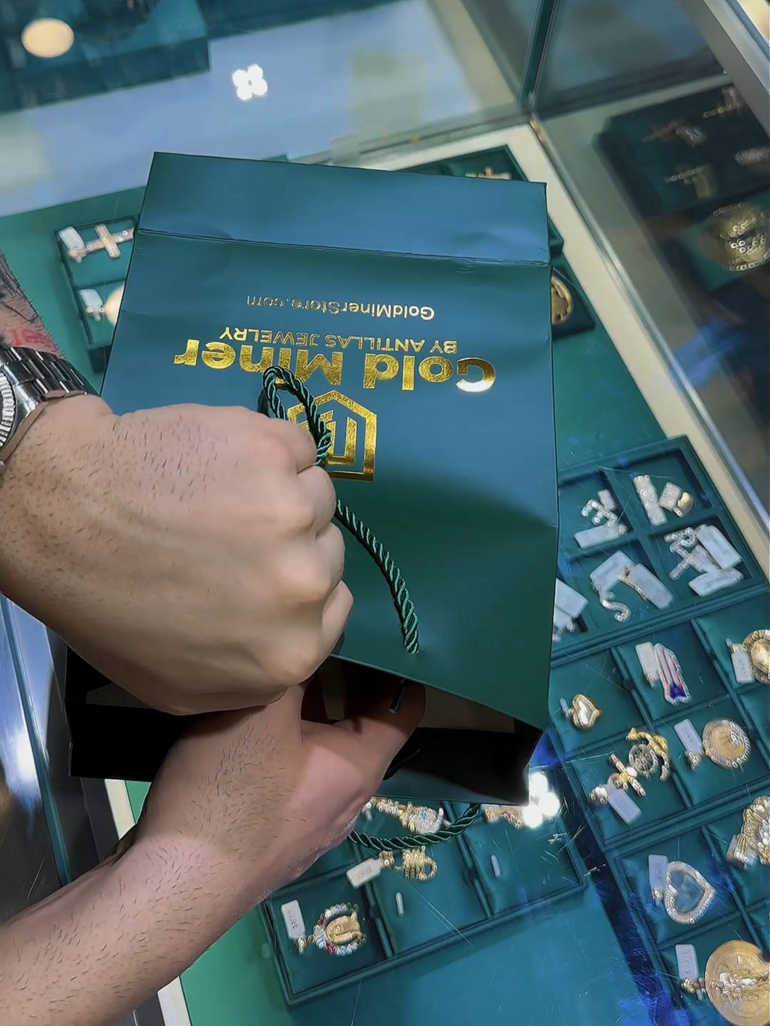 Cuban Link  10k 14k y 18k como la quieras, cualquier ancho, largo y peso... https://goldminerstore.com/pages/cuban-link-chains Financiamiento disponible con o sin crédito -Showroom 📞 407-910-4391 -WhatsApp 📲 321-380-8451 -Whatsapp 2 📲 321-802-0494 -Pedidos personalizados 📲 321-900-5179 📌2475 michigan ave, kissimmee fl 34744 #hiphop #cubanos #goldanddiamonds #goldanddiamondjewelry #luxurylife #watchcollector #diamondwatch #luxurywatch #IcedOut #BlingBling #luxurystyle #timeismoney #africa #millionairelifestyle #diamond #gold #vvs #money #jewelry #rap #cubanlink #cubanlinkchain