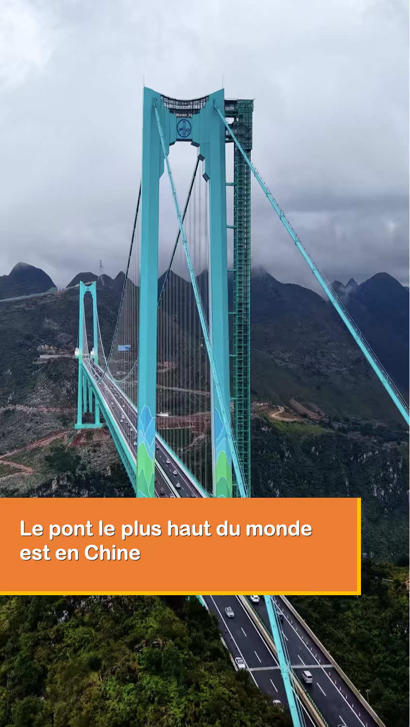 Suspendu à plus de 600 mètres au-dessus d’un canyon, le pont de Huajiang, dans la province du Guizhou, relie les montagnes en seulement deux minutes de trajet. Une prouesse d’ingénierie qui repousse les limites du possible. 🚗✨ #Chine #PontDeHuajiang #Architecture #Technologie 