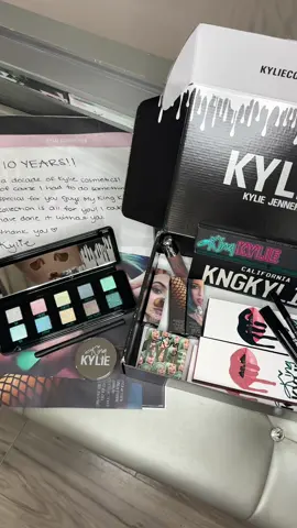 KING KYLIE IS BACK! 👑 Happy 10 year anniversary @Kylie Cosmetics @Kylie Jenner 🖤 this is giving me all the feels of the 2015-2016 era. Coming on 10.18 mark your calendars! 🗓️ thank you Kylie Cosmetics team for always spoiling me 🥰 #kingkyliecollection #makeup #pr 
