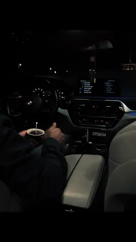 Xos geldin yeni yasim Ne olur olsun xeyirlisiyle gel Ne vereceksen bilmirem ama sevdiklerim menimle olsun bu il hər şeyin yaxşı olması arzusuyla gəl☺️#adgününmübarək 