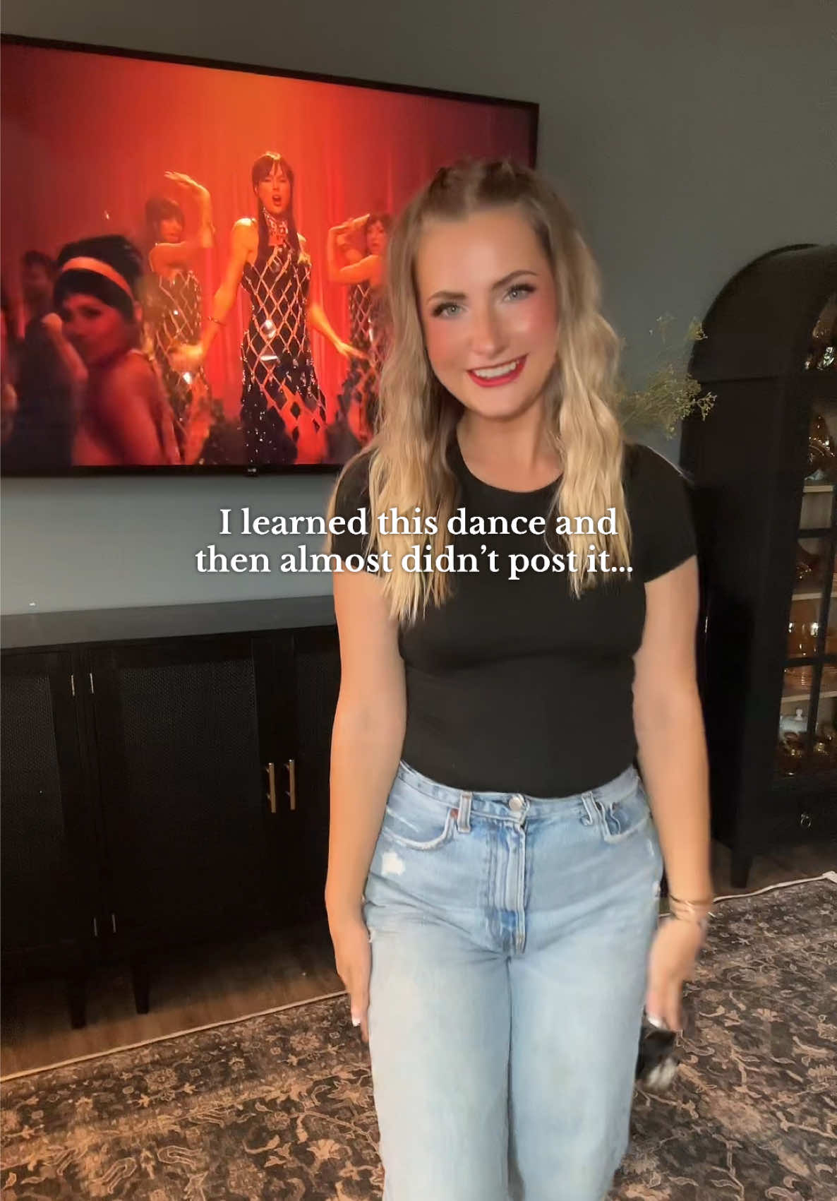 Anyone else struggle with this? I can’t be the only one.. 🙈  #bodypositivity #postpartumbody #selflove #confidence #momlife 