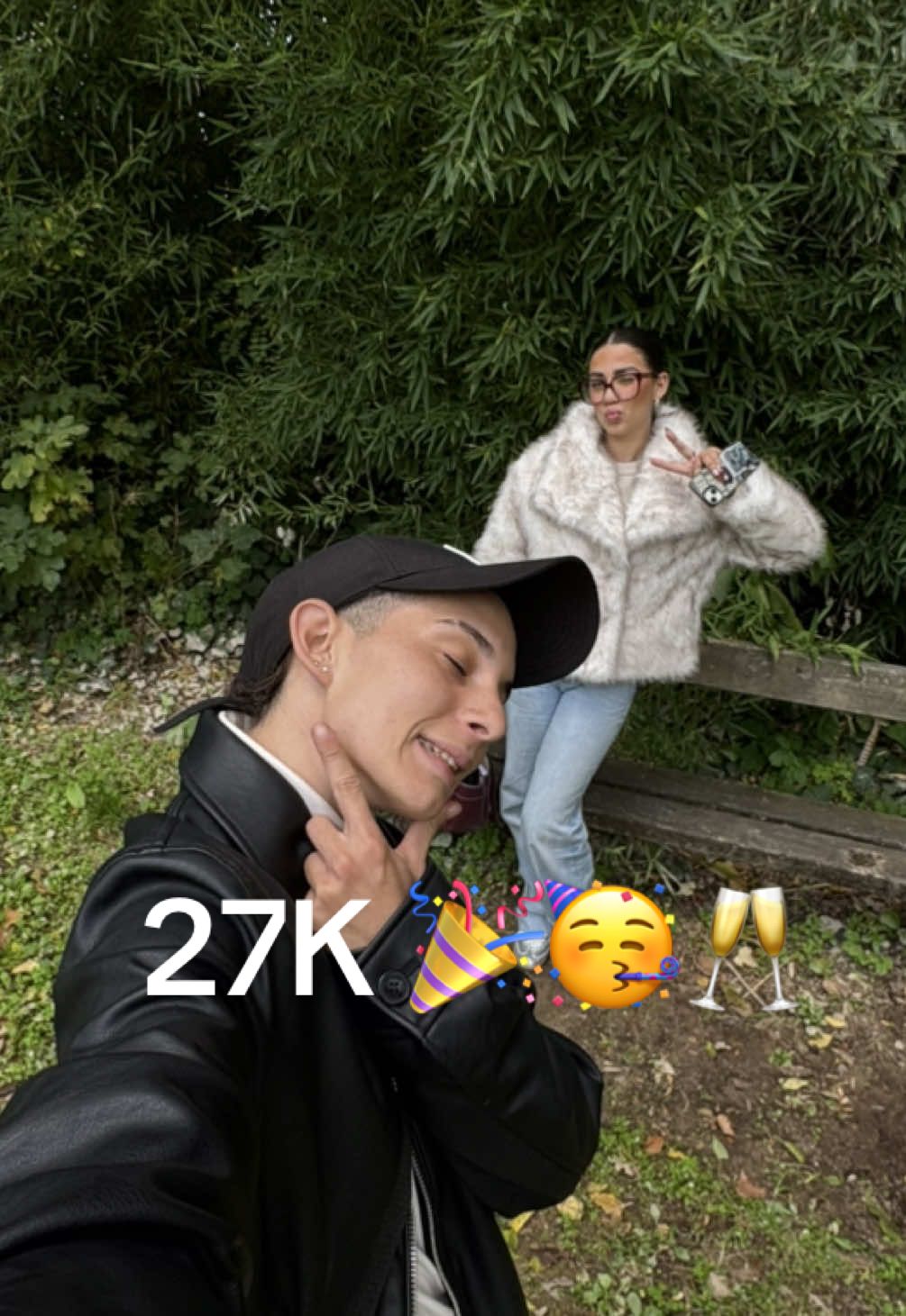 Tellement reconnaissante 🥹 j’ai failli verser ma petite larme 🥲 Certaines personnes dirons que 27000 personnes c’est pas grand chose de nos jours mais juste m’imaginer 27000 personnes devant moi c’est tellement impressionnant ! Merci de me suivre chaque jour, merci de m’apporter autant de gentillesse et d’amour, merci pour tout je vous aime ❤️🫶🏽