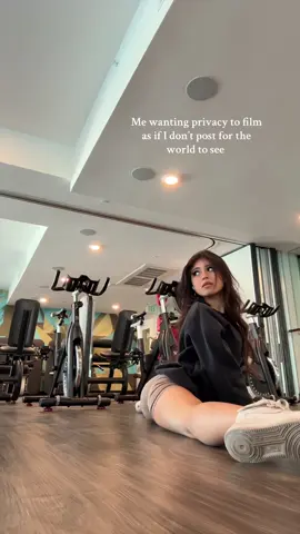 pretending there’s no cameras in the gym either 🙂‍↕️