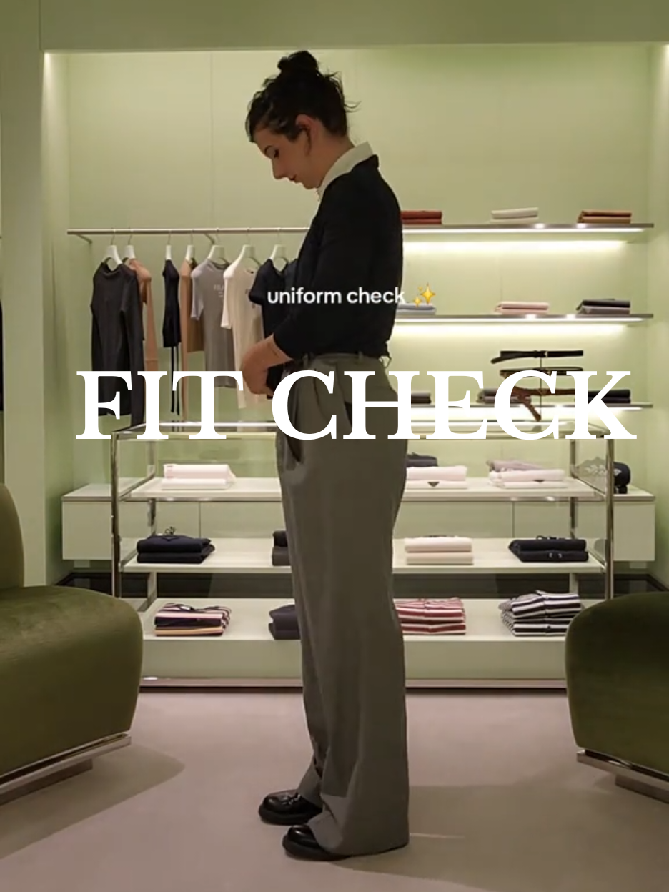 o primeiro fit/uniforme check e o fotto do bolso pra fora depois de tirar o celular do bolso pra gravar 🗣🗣🗣🗣 poxa #prada #vendedoraprada 