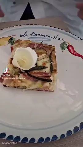 🍕 FOCACCIA INTEGRALE “NERANO” – L’ELEGANZA DELLA TRADIZIONE CAMPANA Una focaccia che profuma di storia e passione: impasto integrale, vellutata di zucchine cremosa, zucchine dorate, pancetta croccante, provolone del Monaco e fior di latte di Napoli. All’uscita, il tocco che fa la differenza: le nostre fantastiche ciliegine, dolci e profumate, che completano un gusto perfettamente armonioso. Ogni morso è un viaggio tra mare, collina e forno a legna, dove la tradizione incontra la creatività della Famiglia Mascono. > 💫 “Nerano è il gusto che racconta la Campania… un abbraccio tra dolcezza, profumo e passione.” ❤️🔥 --- 📍 Famiglia Mascono – dal 1982 Arte e Passione. Unica Sede. 📌 Via Stabia 35, Sant’Antonio Abate 🌐 Scopri di più su: www.carmencita.it www.panuozodigragnano.it www.veropanuozodigragnano.it #FocacciaNerano #ArteEPassione #TradizioneCampana #FamigliaMascono