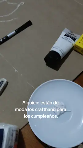 Cartelito en papel Craft 🤩 Hola hola, Aparezco y desaparezco por aquí.... hay todo una vida muy ajetreada en la vida real jejeje.... Pero cuando puedo, me pasó a dejar un poquito de arte por aquí.  Espero te guste ✨, súper gracias por ver. #solideogloria  #painting #mamaartista #arte #crafthandmade 