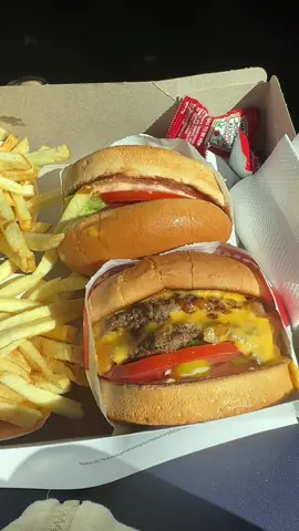 What’s your favorite burger spot? #hamburger #Foodie #restaurants #fastfood #innout 