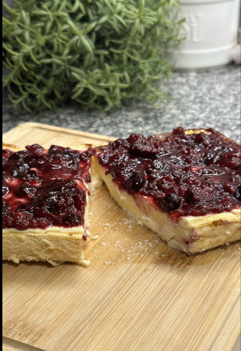 CHEESECAKE 🍰 FIT E PROTEICA Tem dias que a gente só quer um docinho… 😋 E se eu te disser que esse docinho que eu preparei você pode comer sem culpa? Você não precisa cortar doces do seu dia a dia, o segredo é preparar versões mais saudáveis 🫶 Vamos aprender essa delícia ? 🥰 i n g r e d i e n t e s:  • 3 potes de iogurte natural • 2 ovos  • 2 scoops de whey de baunilha (opcional) • 1 - 2 colheres de sopa de cream cheese/ queijo de barrar • 1 colher de sopa de extrato ou essência de baunilha (opcional, mas deve ficar muito bom - eu como não tinha, não usei)  • 1 colher de sopa de suco de limão 🍋 (opcional)  • mel a gosto • Frutas vermelhas congeladas ou geleia de sua preferência  (Pode ajustar as quantidades - fazendo metade da receita. Eu fiz assim para dividir com o meu noivo) Gostaram? Eu também 😍 Modo de preparo no vídeo 🤗 Já segue a Bi para acompanhar mais comidinhas para o seu dia a dia 🧡 #cheesecake #cheesecakefit #healthyrecipe 