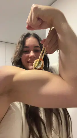 Comida favorita 1 y comida favorita 2 #sushi #biceps #novio 