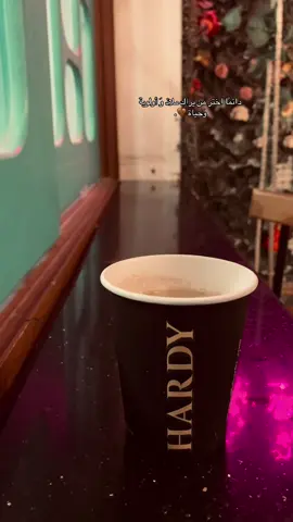 في هدوء الليل، تصبح القهوة حديثًا صامتًا يدفئ الروح ويؤنس الوحدة 