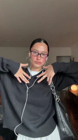 This v neck sweater from @Aritzia is my new fixation 