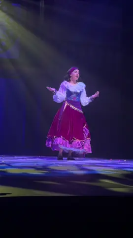 هاللوحة اداء رهف وصوت رهف يأخذونكم لعالم ثاني يخليكم تسافرووووووون بعييييد #رهف_محمد #احدب_نوتردام @Rahaf 