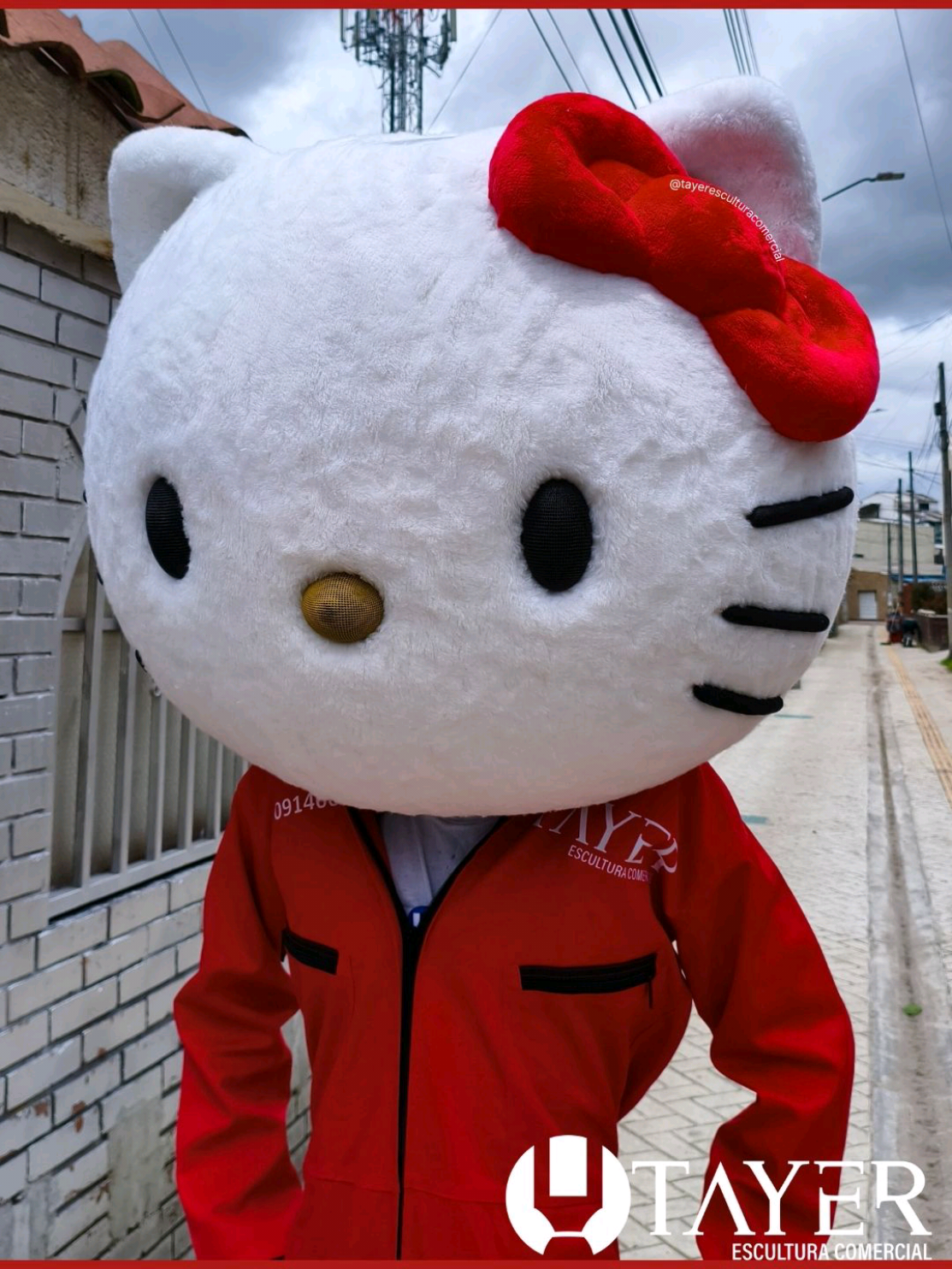 ¡La ternura llegó! ❤️ Mira nuestro adorable casco de Hello Kitty, perfecto para Botargas en fiestas infantiles y eventos temáticos. ¡Ideal para hacer sonreír a los más pequeños! En el perfil encuentras el link del catalogo donde encontrarás todo lo que hemos realizado con sus precios. Realizamos cualquier diseño escríbenos al whatsapp para cotizarte.  #cabezotes #fabricadebotargas #fabricacionbotargas #eventosinfantiles #cabezotescolombia 