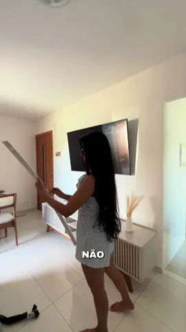 Como esconder os fios da tv sem precisar quebrar nada #morandosozinha #casa #apartamento #ape #dicasdecasa 