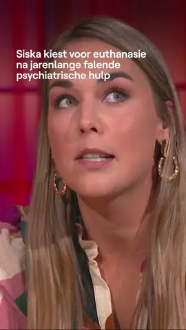 Siska De Ruysscher (25) getuigt over haar keuze voor euthanasie, nadat jaren van psychiatrische hulp haar donkere gedachten nog steeds niet draaglijk konden maken. De hulp die ze kreeg was onvoldoende menselijk en patiëntgericht. Zo werd ze bijvoorbeeld opgesloten in de isolatiekamer omdat er te weinig personeel was. Door met haar verhaal naar buiten te komen, hoopt ze dat de zorg structureel beter wordt afgestemd op de noden van patiënten. #deafspraak #vrtnws #geestelijkegezondheidszorg #psychiatrie #euthanasie