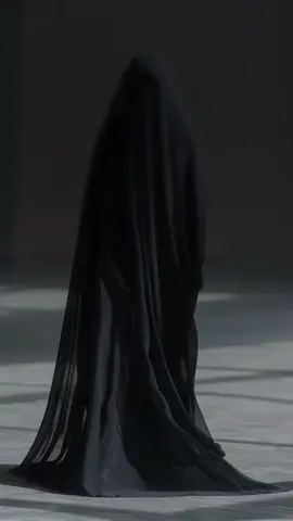 النصيـحـة المشفقة للزوجة الموفَّقة { أداء : ظفر النتيفات } نَصِيحَةٌ صَـادِقَةٌ وَمُشْفِقَة نَافِعَةٌ لِلـزَّوْجَةِ الْمُـوَفَّقَة لِكَيْ تَـعِيشَ عِيشَةً سَعِيـدَة عَنِ الْبَـلَاءِ وَالْأَذَى بَعِيـدَة وَتَتَّقِـي الشَّقَاءَ وَالشِّقَاقَا وَلَا تَـرَى التَّعْلِيقَ وَالطَّـلَاقَا تَأَدَّبِي فِي حَضْـرَةِ الـزَّوْجِ وَلَا تُـجَاوِبِـي فِيمَا أَرَادَهُ بِـ (لَا) بَلِ اسْمَعِـي وَطَاوِعِـي وَامْتَثِلِـيْ وَالصَّـوْتُ فَوْقَ صَـوْتِهِ لَا يَعْتَلِي وَاقْصِّـرِي اللِّسَانَ لَا تُطِيلِـي فَطُـولُهُ مُسَعِّـرٌ لِوَيْلِ فَمَنْ يَطُلْ لِزَوْجِـهَا لِسَانُهَا يَقْصُـرْ بِبَيْتِ زَوْجِـهَا زَمَانُهَا وَلَا تُشِيـرِي عِنْدَهُ بِالْكَفِّ سَاخِطَةً بَلْ أَظْهِـرِي لِلضَّعْفِ وَانْأَي عَنِ الْجِـدَالِ وَالْعِنَادِ فَإِنَّهُ عَلَى الْقِلَـى يُـنَادِي لَا تَجْـرَحِيهِ بِسِنَانِ الْقَـوْلِ فَإِنَّهُ مُسْتَجْلِبٌ لِلهَـوْلِ كُونِـي بِهِ وَدُودَةً وَمُشْفِقَة مُحْسِنَةً فِي جَـذْبِهِ مُوَفَّـقَة تَلَطَّفِي عِنْدَ الْكَلَامِ وَاخْضَعِـي وَأَسْعِدِي فِي مَنْظَـرٍ وَمَسْمَعِ وَاسْمِعِيهِ كُلَّ قَـوْلٍ طَيِّبِ وَالْمِسْكَ وَالْأَطْـيَابَ لَا تُغَيِّبِـي أَرِيهِ فِـيكِ رِقَّةً الْإِنَـاثِ أَغْنِيهِ عَنْ مَثْنَى وَعَنْ ثَـلَاثِ وَحَـاذِرِي التَّنْكِيدَ وَالتَّشَكِّـي وَلَا تَمَارَضِـي وَلَا تَشُكِّـي وَأَكْرِمِي أَبَاً لَهُ وَأُمَّاَ وَإِخْـوَةً وَصُحْبَةً وَرُحْـمَا قُـومِي بِأَمْـرِ الْبَيْتِ وَالأَوْلَادِ فَتَـرْكُهُ دَاعِـيَةٌ الْفَسَادِ فَتَرْكُهُ دَاعِيَةُ الْفَسَادِ