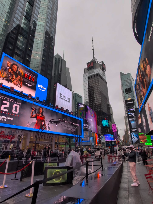 🇺🇸✨ “NEW YORK… onde cada esquina parece uma cena de filme 🎬🌆✨ #DreamBig #NYCVibes #TimesSquare #InLoveWithNYC” 🗽💫🔥#NewYork 