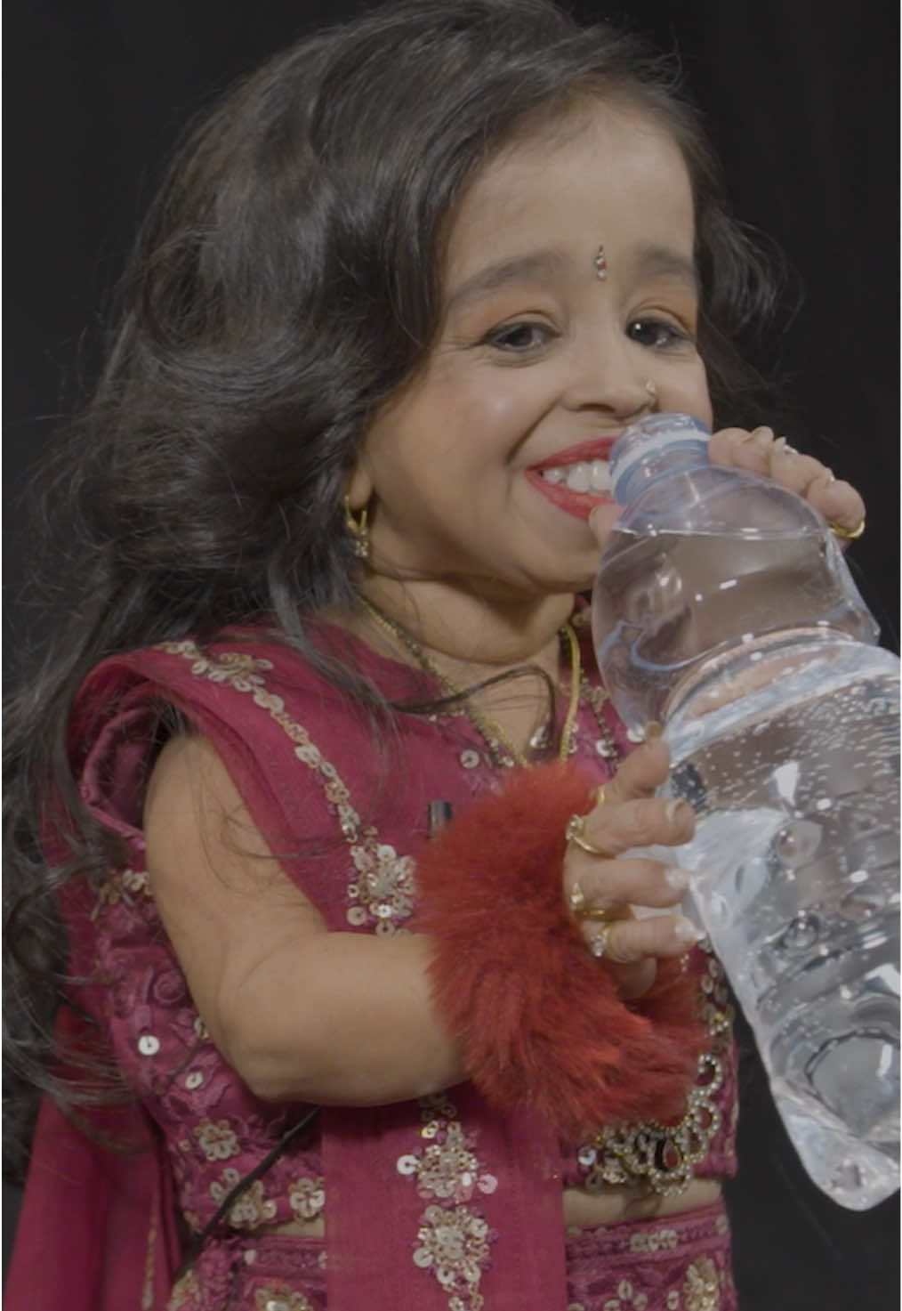 Remember to stay hydrated - here's shortest woman Jyoti Amge with a quick reminder 💦