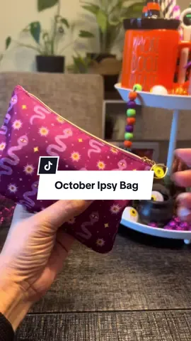 October’s Ipsy bag did not come to play. The bag. Obsessed. The products? Giving magical glam energy 💜🖤 What did you get in yours this month? @IPSY @Queen Cosmetics @All Moringa US @Kokie Professional Venezuela @Dr Lili Fan Probiotic Skincare @elf cosmetics 💋💋💋 