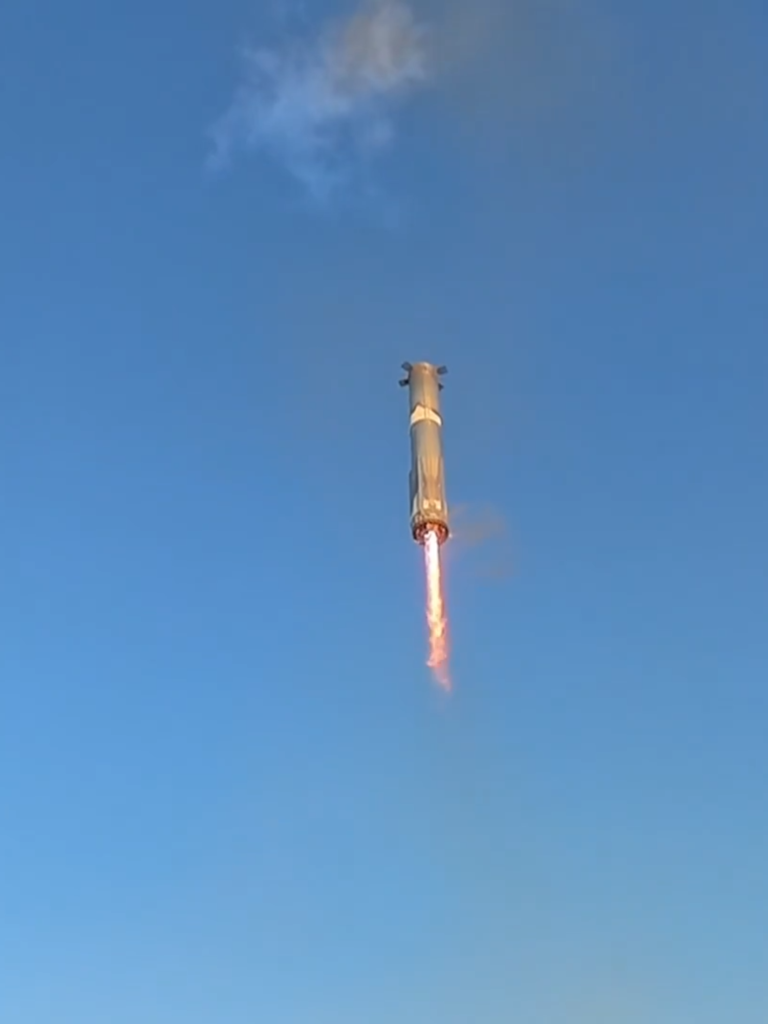 O Super Heavy do Voo 11 demonstra a excelência da engenharia da SpaceX, flutuando de forma controlada sobre o oceano após o teste. 🚀🌌 #starship #elonmusk #superheavy #universo #spacex #voo11 #superheavybooster #marte #exploraçãoespacial