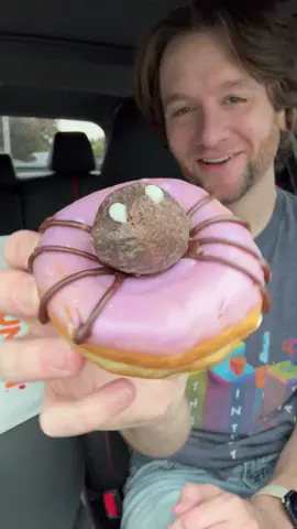 Trying the spider Halloween donut from Dunkin’ Donuts #HalloweenTreats #dunkindonuts #donut #tastetest 