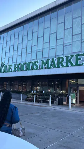 Whole Foods market date with @Jervon Whitney for the win 🥰💐  . . . . . . #wholefoodshotbar #wholefoodsfinds #dateideas #daydate #datenightideas 