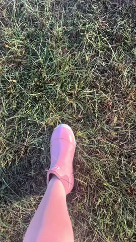 The best outside boots ever! #waterproofboots #deckboots #womensshoes #surewayboots 