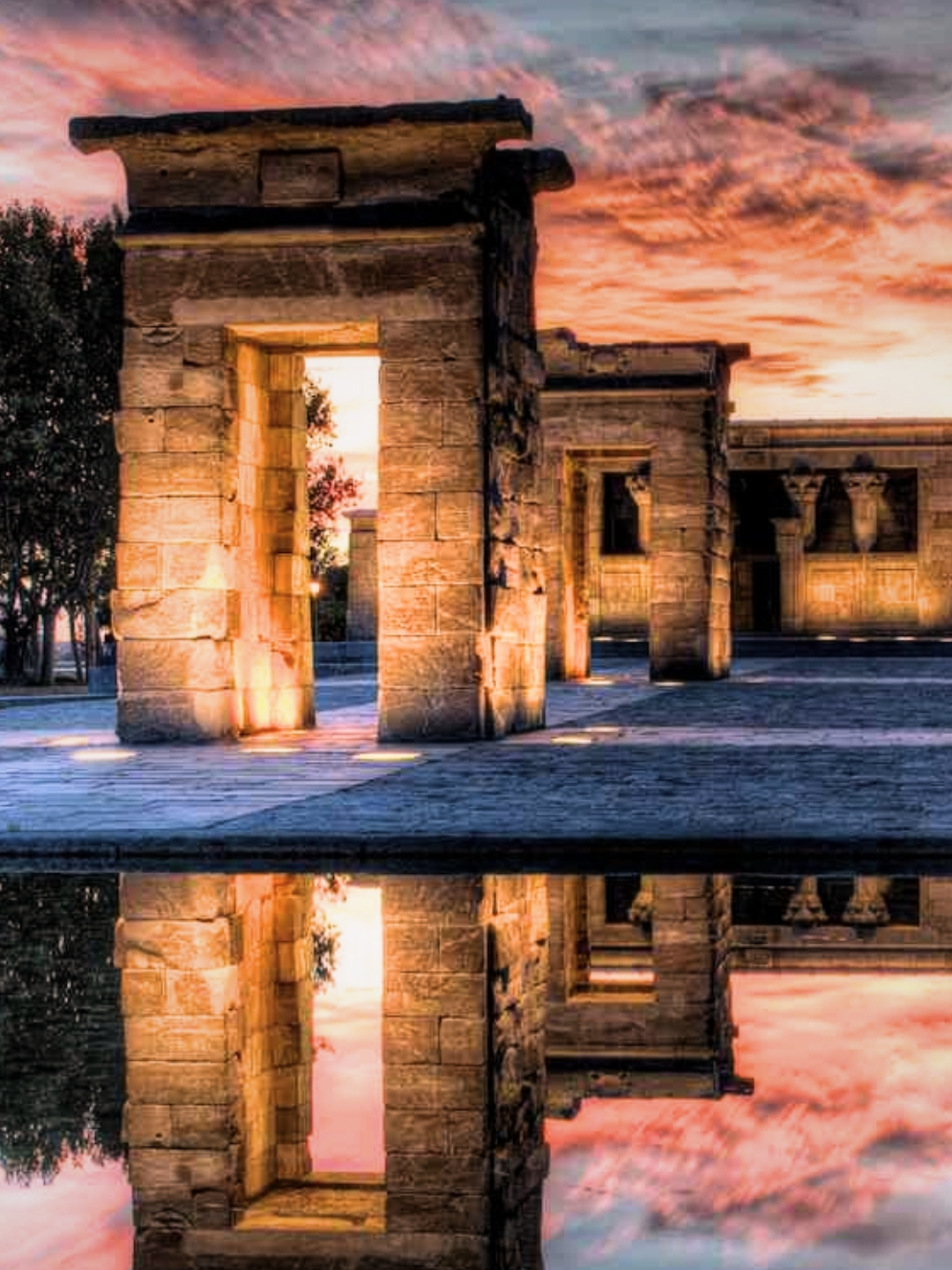 El Templo de Debod, uno de los monumentos egipcios más valiosos fuera de Egipto, se está desmoronando a la intemperie en Madrid. Mientras los templos que Egipto regaló a EE. UU., Italia y Holanda están protegidos en sus respectivos museos, el nuestro sufre lluvias, heladas y vandalismo. Fue un regalo de agradecimiento por ayudar a salvar Abu Simbel… y hoy es una ruina condenada a muerte en un parque. ¿De verdad esto es lo mejor que puede hacer nuestro país con semejante patrimonio? ¿No merecería un museo digno, como el resto? #Debod #Egipto #Madrid #Patrimonio #Historia #Arqueología #VergüenzaNacional #Cultura #TemploDeDebod #TitoVivas #ViajesConHistoria #Egiptología #PatrimonioOlvidado