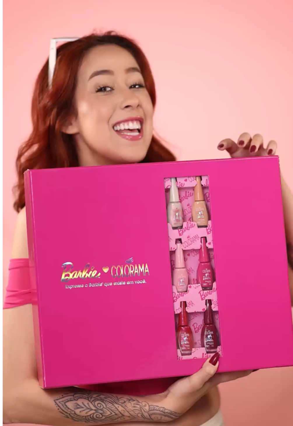 Unboxing da nova coleção Barbie @Esmalte Colorama 🌈 ! 💅💖 Tá rolando uma promo incrível: crie seu conteúdo com os esmaltes da coleção, poste com #PromoBarbieColorama e concorra a R$30 mil, 1 ano de esmaltes e a Casa da Barbie (Dream House)! 👛🏠 Link pra ver o regulamento na bio! *Publi