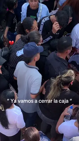 Mi cito, mi amor bonito cuanto te extraño Cito, me haces mucha falta cada día es una tormenta por tu ausencia, aunque ya no estás siempre estoy recordarte cada mensajes que me enviabas por la mañana, cada llamada, cada “Te amo”, invaden mi mente día tras día, este dolor es tan profundo como el amor que siento por ti, es más fuerte que yo, me prometiste que estarías para mi graduación para seguir de la mano y luchar por un futuro juntos, tantos sueños y promesas se fueron en esa caja contigo, te llevaste mi corazón y mi alma, los dos morimos ese día, aunque mi cuerpo está con vida, van a seguir pasando los días, los meses, los años, pero este vacio que haz dejado en mi pecho es para toda la vida, nunca te olvidare nunca, siempre serás recordado en mi corazón y mente, cuando te conocí ese día que fuiste por mi escondidos de todos solo tú y yo, siempre fue asi solo tú y yo pero ahora, solo estoy yo contra esta “vida” sin ti, nunca olvidare aquellos momentos que fuimos felices juntos, que nos moríamos de risa por tus chistes, por nuestras historias locas, cuando peleábamos como dos niños chiquitos, cuando nos abrimos los dos y pudimos contarnos lo duro que fue el pasado e irnos sanando entre los dos, pero ahora me haz dejado con este dolor tan grande que nunca lo sanare, sera eterno como el cielo que habitas hoy, a pesar de todos los errores, yo me quedo con el recuerdo del amor tan grande que sentías por mi, gracias por haber sido el hombre más maravilloso, respetuoso, amoroso, humilde, TE AMO Y TE EXTRAÑARE SIEMPRE AMOR DE MI VIDA Y DE MI ALMA, se que no me olvidas como yo a ti 💔😭 No sabes cuanto me duele hacer estos videos, cuanto quisiera que estuvieras aquí conmigo y hacer tik toks de otra manera 💔, te amo siempre Jonathan Muñoz. @JM🤠🥷 ❤️😭#fyp  #eternocito #paratiiiiiiiiiiiiiiiiiiiiiiiiiiiiiii #💔🕊️ 