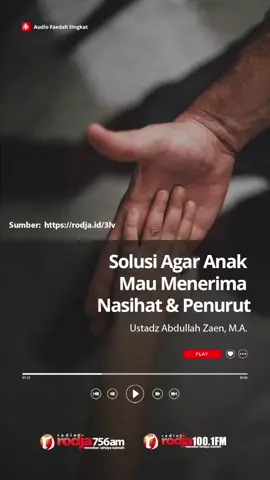 Kalau orang dewasa saja masih suka diberi hadiah, apalagi anak kecil. Ini sudah tabiat. Karena anak akan menyukai orang yang sering memberi hadiah, maka ini seharusnya dimanfaatkan oleh orang tua. Yaitu dengan sering memberi hadiah kepada anak. Hal ini supaya anak semakin sayang kepada orang tuanya. Kalau anak sayang kepada orang tuanya, maka anak akan semakin dekat. Dengan seperti itu maka anak akan lebih mudah menerima nasihat dari orang tuanya. Ini salah satu solusi bagi para orang tua yang mengeluhkan anaknya yang sulit dinasihati. Yaitu membangun kedekatan bersama anak dengan cara memberi hadiah. Panutan kita semua, Rasulullah Shallallahu ‘Alaihi wa Sallam sangat memahami tentang sifat bawaan manusia ini. Makanya kalau kita perhatikan dalam sejarah kehidupan Nabi kita Muhammad Shallallahu ‘Alaihi wa Sallam, kita akan temukan bahwa Rasul Shallallahu ‘Alaihi wa Sallam sering memberi hadiah. Bahkan bukan hanya kepada anak kecil, tapi juga kepada orang-orang dewasa.