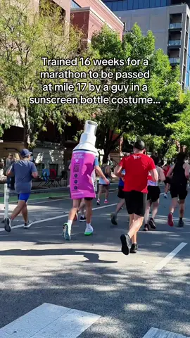 #creatorsearchinsights The way I fought to stay with the sunscreen bottle runner 😆😆😆😩 #chicagomarathon #marathon 