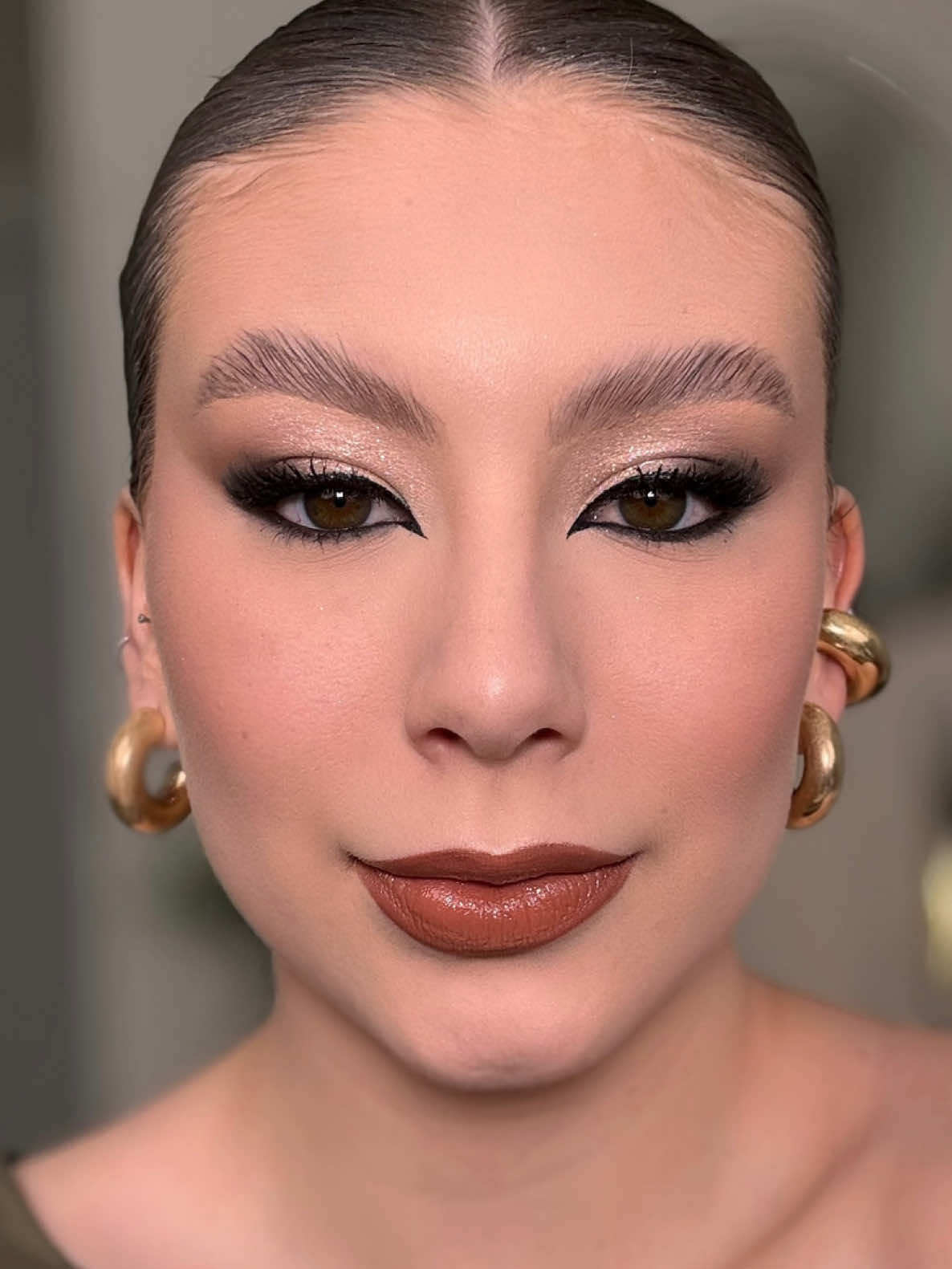 Maquiagem para vestido verde oliva! Uma das + pedidas nos últimos tempos 💚 Hidratante glow @makemoreoficial; Base BT Skin @linhabrunatavares cor F30; Corretivo @rubykissesbrasil cor 10; Contorno + blush paleta @|pbeautyoficial; Iluminador em pó @misslyncosmetics; Pó solto rosado @ninamkup; Bruma @alicesalazarcosmeticos; Paletas olhos @catharinehilloficial; Mesmo iluminador da pele nos olhos + pigmento @useglows; Lápis preto @sheglam_official id: 22129955; Delineador @ninamkup; LIP combo @misslyncosmetics. #makeconvidadadecasamento #maquiagem #verdeoliva #makeverdeoliva