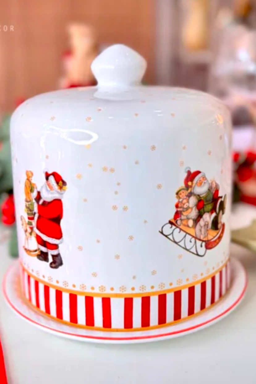 Um toque de encanto na sua mesa natalina !  Nosso porta panetone tamanho todo em cerâmica pintado a mão.  Detalhes que encantam e deixa a sua ceia ainda mais especial .#MesaPosta #natal #mesapostanatal 
