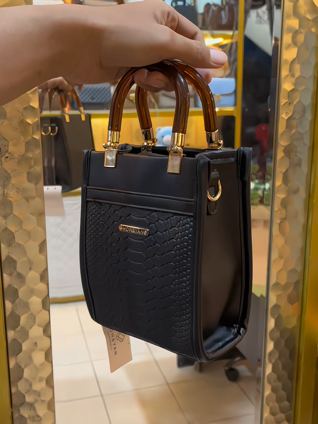 Jangan beli tas dari brand ini kalau gak mau ketagihan, asli cantik banget #tasselempangwanita #shoulderbagwanita #taswanitaelegan #handbagwanita