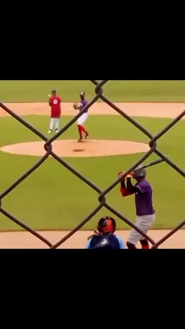 Por poco y la apara 😂