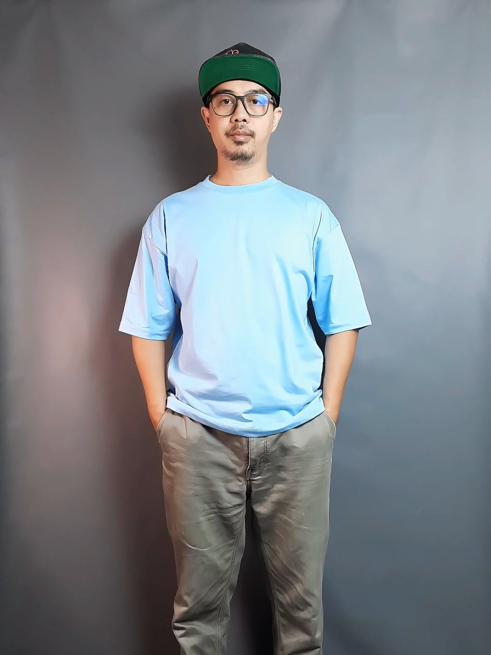 Kaos boxy warna biru muda ini casual tapi fresh banget! 🤩 Potongannya oversize bikin nyaman dan kekinian. Pas banget buat daily look anak muda yang aktif. Paduin sama celana abu dan sneakers biar makin standout! ​Cek keranjang kuning sekarang! 🛒 ​#KaosBoxy #OOTD #OutfitCasual #FashionPria #DailyLook 
