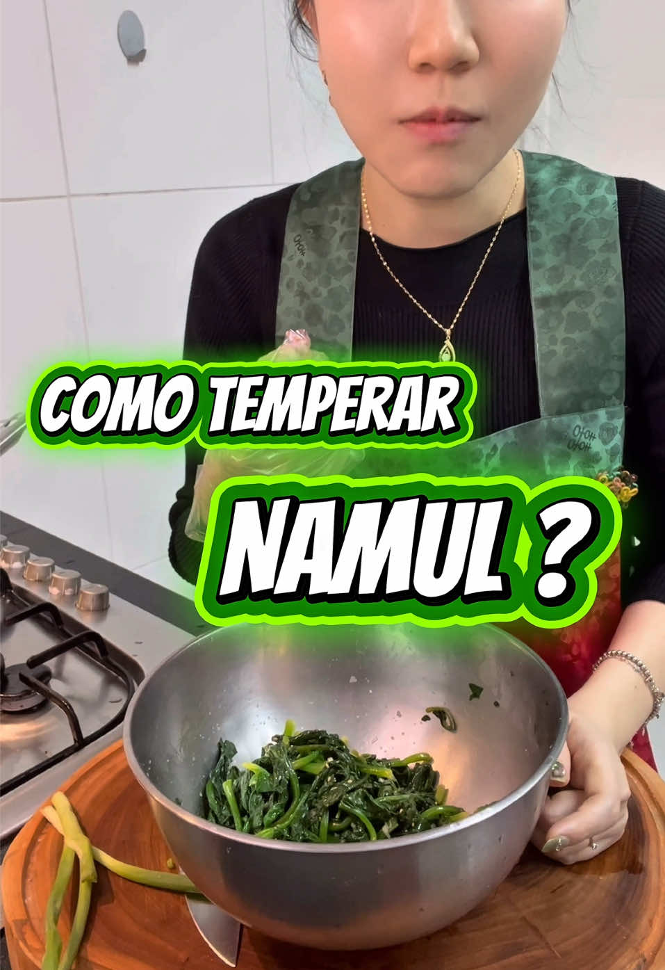 Namul de espinafre – verdura temperada ao estilo coreano Na Coreia, existe uma maneira tradicional de comer verduras chamada namul. É um tipo de acompanhamento preparado com legumes ou folhas temperadas de forma simples, mas muito saborosa. Entre os vários tipos, o namul de espinafre é um dos mais comuns. Ele é leve, saudável e destaca o sabor natural do vegetal com temperos delicados. ⸻ 🥢 Receita: Namul de espinafre (시금치나물) Ingredientes: 	•	1 maço de espinafre 	•	Sal (para cozinhar e temperar) 	•	Um pouquinho de molho de soja (shoyu) 	•	1 dente de alho picado 	•	Parte branca da cebolinha bem picada 	•	Óleo de gergelim torrado Modo de preparo: 	1.	Ferva água com um pouco de sal e cozinhe o espinafre rapidamente. 	2.	Enxágue em água corrente e esprema bem com as mãos para retirar o excesso de água. 	3.	Adicione uma pequena quantidade de molho de soja — só o suficiente para dar um leve aroma (na Coreia usa-se guk ganjang, mas como não temos no Brasil, use menos shoyu). 	4.	Acrescente o alho picado, a cebolinha, sal e óleo de gergelim torrado. 	5.	Misture tudo com as mãos, massageando delicadamente. O calor das mãos ajuda o tempero a penetrar melhor nas folhas, deixando o sabor equilibrado e suave. #namul #espinafre #comidacoreana #receitacoreana #óleodegergelim
