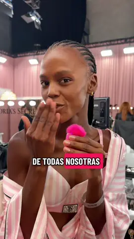 Les dejamos un mensaje de Valentina! 🫶🇨🇴🪽 #VSFS #VSFashionShow #VSPINK 