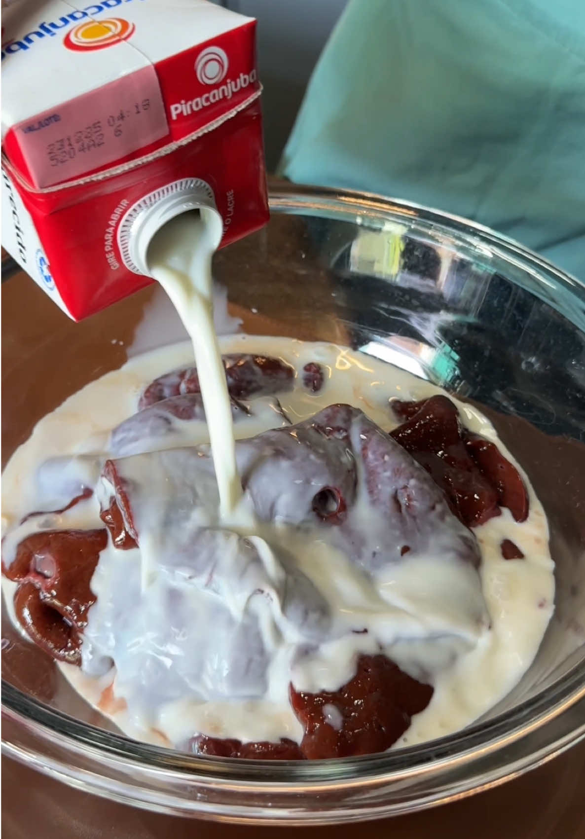 Se você tem fígado na sua casa e não está colocando leite para preparar ele, você está fazendo fígado errado! 📍 INGREDIENTES: 1kg de fígado bovino Leite 2 cs de vinagre 3 cs de molho shoyu  1 cc de sal 4 dentes de alho Orégano Páprica defumada  Azeite Cebola Pimentão amarelo Pimentão verde 🎥 Passo a passo no vídeo  #explorar #receitas #figado 