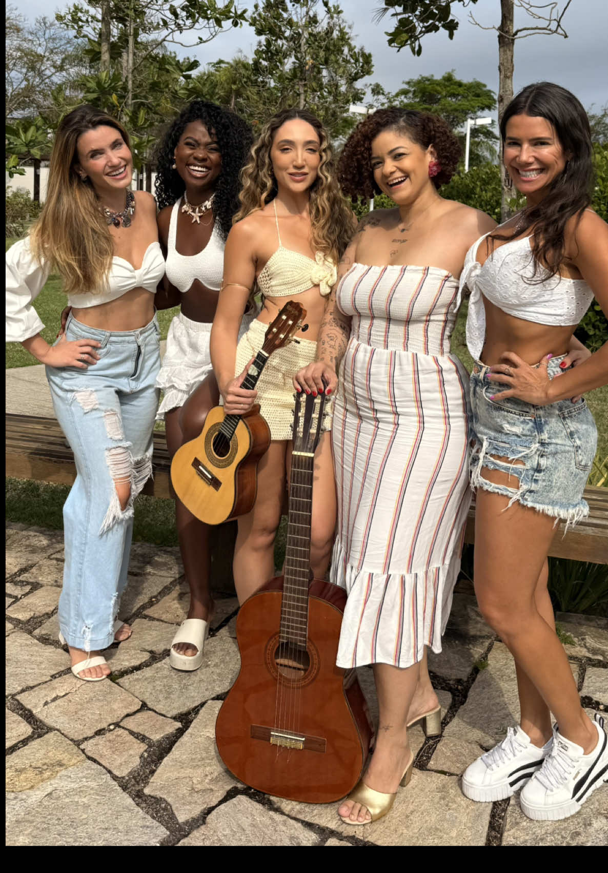 Pela última vez 💋 com as pagodeiras que a gente ama!  @Hanaya Oficial @Clara Costa  COMPARTILHAAA :)