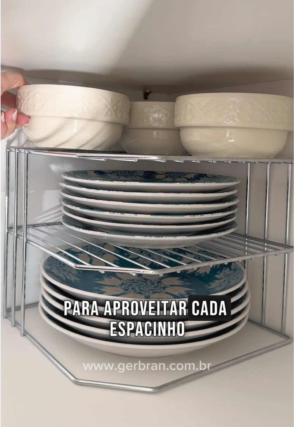Organizar o armário sem equilibrar pilhas de pratos? Sim, é possível! 😂🍽️ Com essas prateleiras, tudo fica à vista, fácil de pegar e super organizado ✨ 💻 www.gerbran.com.br #organizadores #organização #armarioorganizado #personalorganizer #cozinhaorganizada  