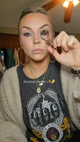 sometimes I get the urge to leave my makeup unfinished #makeup #finishingtouches #everydaymakeup #makeuptutorial #makeuptok 