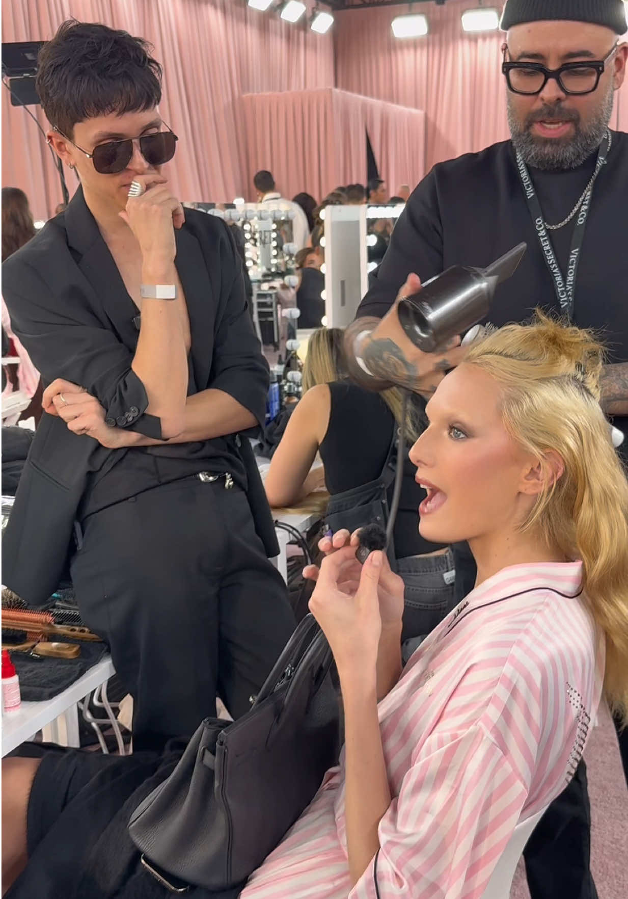 Apologies to these lovely ladies @Alex Consani @Lila @quenblackwell Yumi and Irina!! @Victoria’s Secret #victoriassecret 