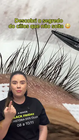 Cansada de cílios que saem fácil? O segredo para uma retenção de cílios impecável está em 3 passos essenciais que garantem a durabilidade da sua extensão de cílios. 1. Higienização e Preparação: O primeiro passo é remover toda a oleosidade e sujeira com uma higienização 100%. Em seguida, aplique o primer para garantir a aderência máxima da cola. 2. Acoplagem de Força: Para que o fio não solte, mergulhe-o até a emenda e pressione com firmeza na hora da acoplagem. É a técnica que evita o descolamento. 3. O Toque Final: Use o finalizador! Este produto faz a cola de cílios secar na hora, selando o trabalho em segundos e garantindo a durabilidade. Quer mais dicas de lash designer? Me segue para aprender a ter a melhor retenção de cílios! #extensaodecilios #areadabeleza #cílios #beleza #cilios 