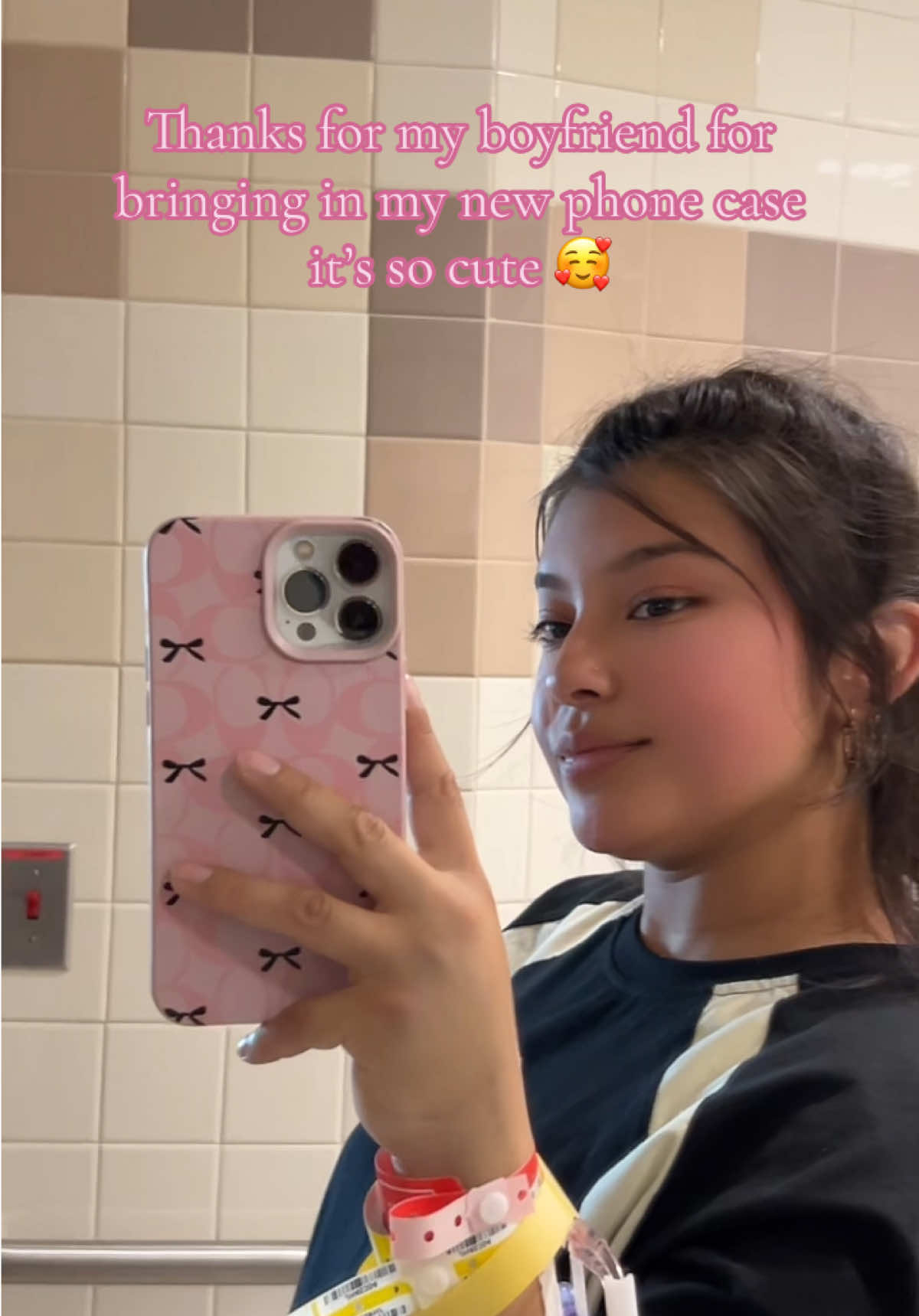 Looking messy, but need to go for a lil stretch 💗 #pregnant #phonecase